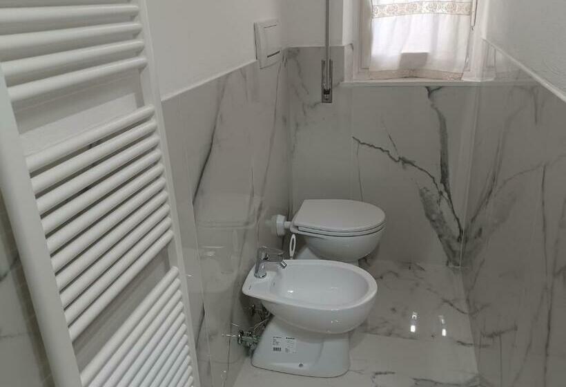 اتاق استاندارد سه تخته با سرویس بهداشتی مشترک, Home Sweet Home 3   Affittacamere Lucca
