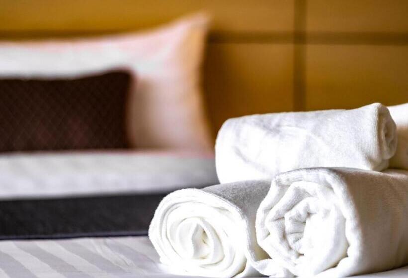 اتاق لوکس سه تخته, Montree Phuket Hotel, Sha Extra Plus