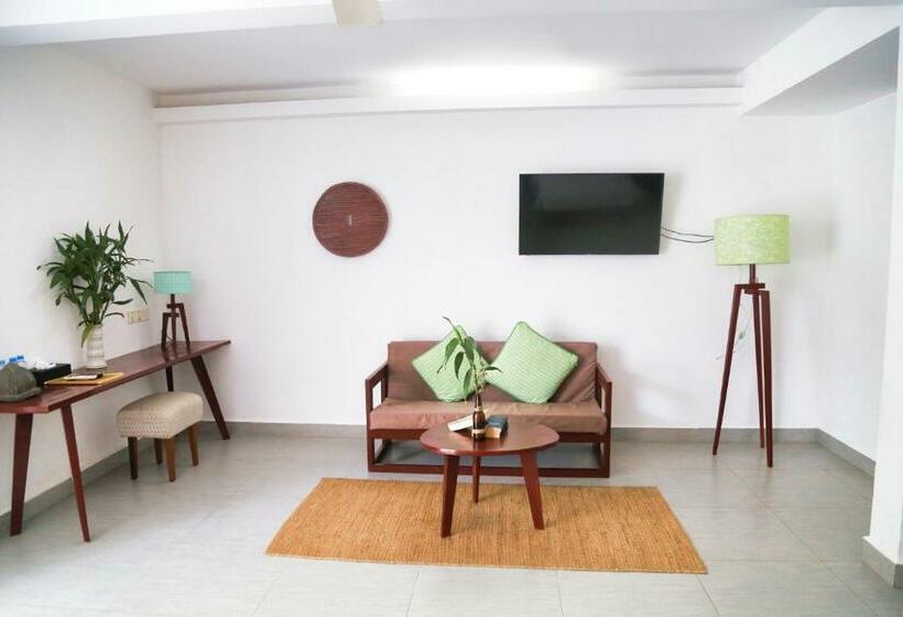 سوییت خانوادگی, Naiya Sea Resort