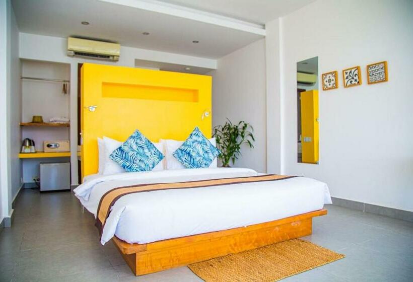 اتاق لوکس با بالکن و چشم‌انداز دریا, Naiya Sea Resort