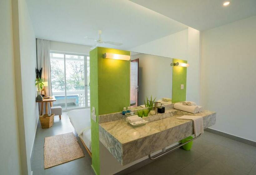 اتاق لوکس با بالکن و چشم‌انداز دریا, Naiya Sea Resort