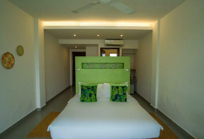اتاق لوکس با بالکن و چشم‌انداز دریا, Naiya Sea Resort