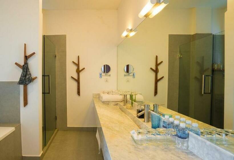 اتاق لوکس با چشم‌انداز دریا, Naiya Sea Resort