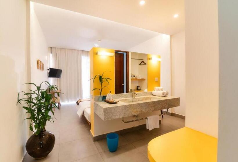 اتاق لوکس با بالکن و چشم‌انداز دریا, Naiya Sea Resort
