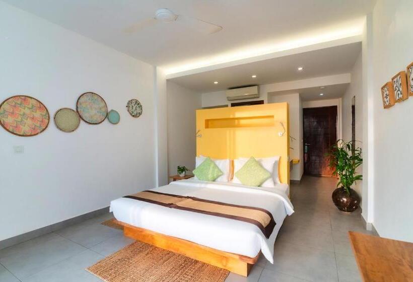 اتاق لوکس با بالکن و چشم‌انداز دریا, Naiya Sea Resort