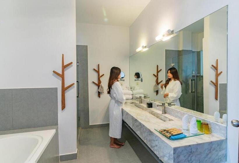 سوییت خانوادگی, Naiya Sea Resort