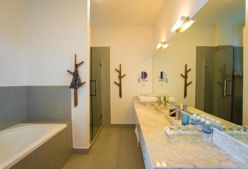 سوییت خانوادگی, Naiya Sea Resort