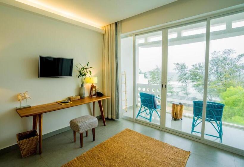 سوییت خانوادگی, Naiya Sea Resort