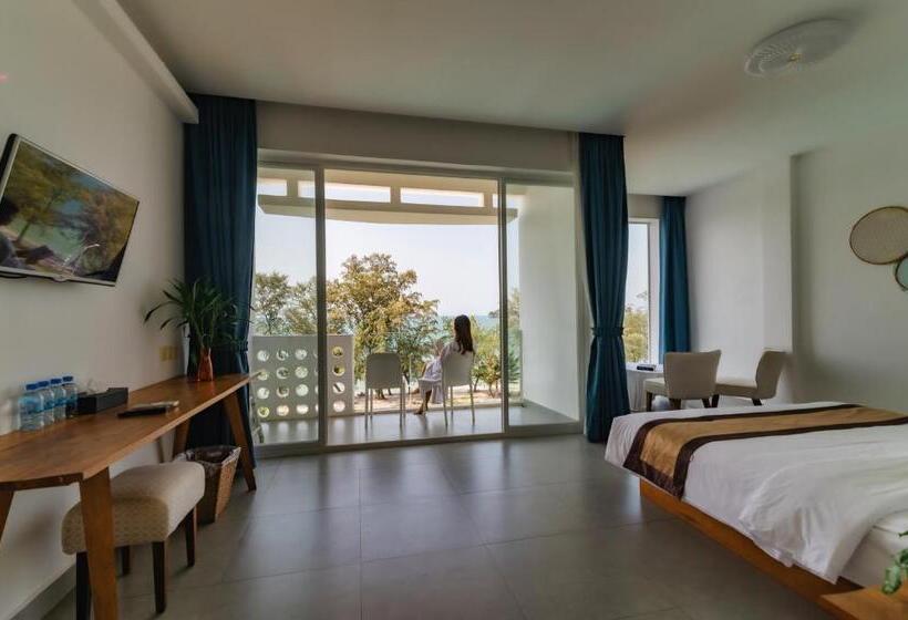 سوییت خانوادگی, Naiya Sea Resort