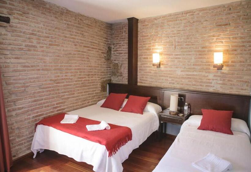 اتاق استاندارد سه نفره, Hospedium Hotel La Fuente