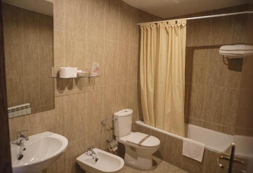 اتاق استاندارد سه نفره, Hospedium Hotel La Fuente
