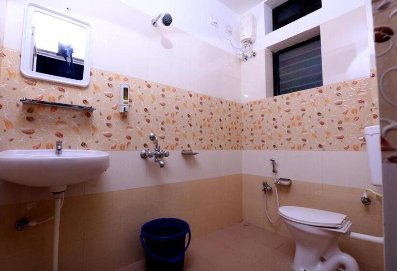 اتاق سوپریور با تخت بزرگ, Railview Inn Bhubaneswar