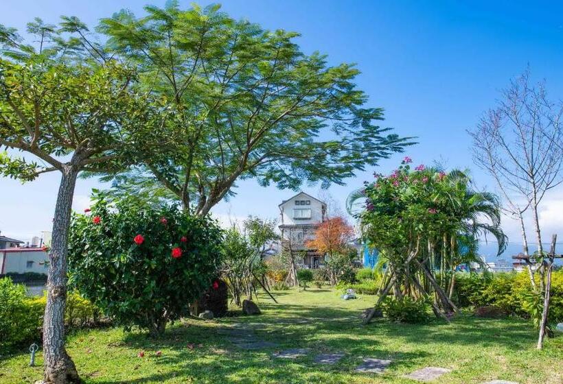 اتاق خانوادگی, Clover 248 B&b