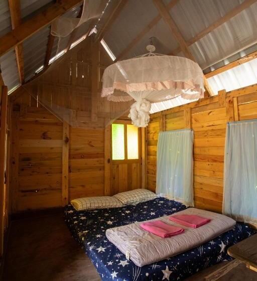 اتاق خانوادگی با سرویس بهداشتی مشترک, Khaokhopimphupha Farmstay เขาค้อพิมภูผาฟาร์มสเตย์ ไม่มีไฟฟ้า น้ำจากน้ำตกธรรมชาติ Low Cabon With Sust