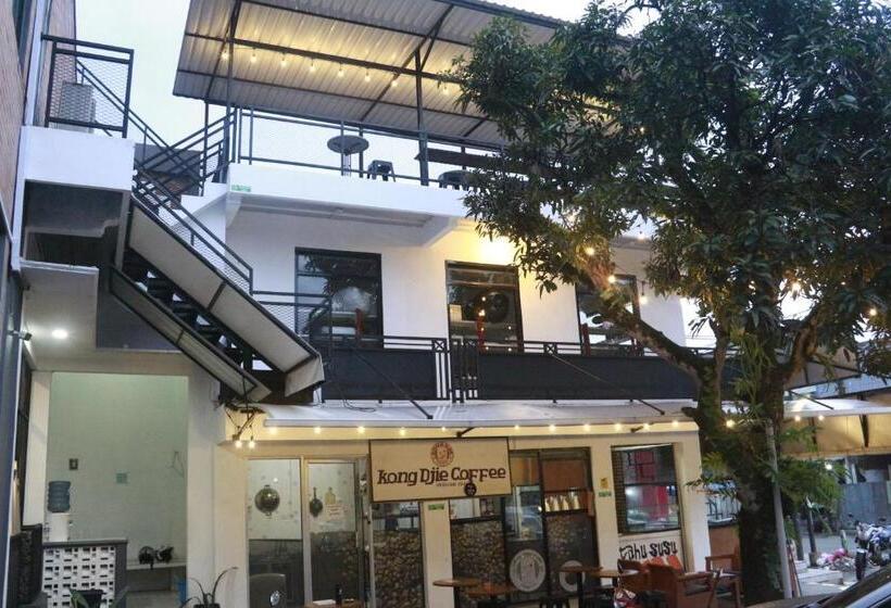 Кровать в Общей Комнате, Bu Sepuh Guesthouse