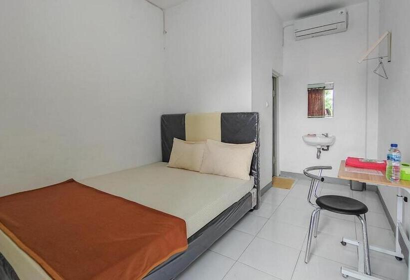 Номер Deluxe, Shekinah Homestay & Cafe Waikabubak Mitra Reddoorz