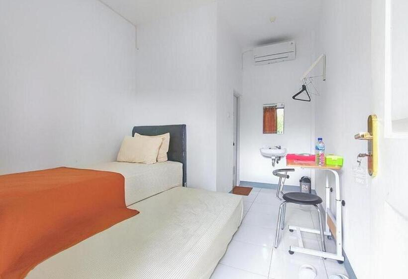 Номер Deluxe, Shekinah Homestay & Cafe Waikabubak Mitra Reddoorz