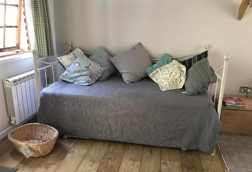 Студия Стандарт, Stapehill Lodge B&b