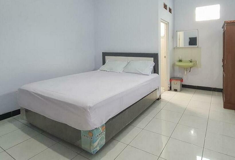 스탠다드 룸, Angrumba Family Homestay Near Rsud Caruban Mitra Reddoorz
