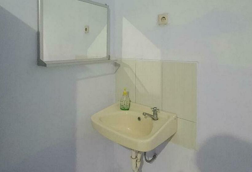 스탠다드 룸, Angrumba Family Homestay Near Rsud Caruban Mitra Reddoorz