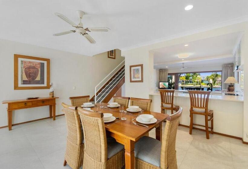 Дом 3 Спальни, Noosa Entrance Waterfront Resort