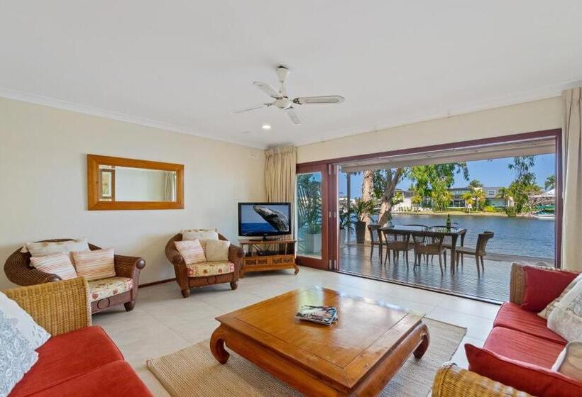 Дом 3 Спальни, Noosa Entrance Waterfront Resort