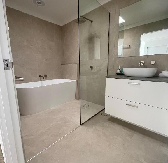 Дом 3 Спальни, Noosa Entrance Waterfront Resort