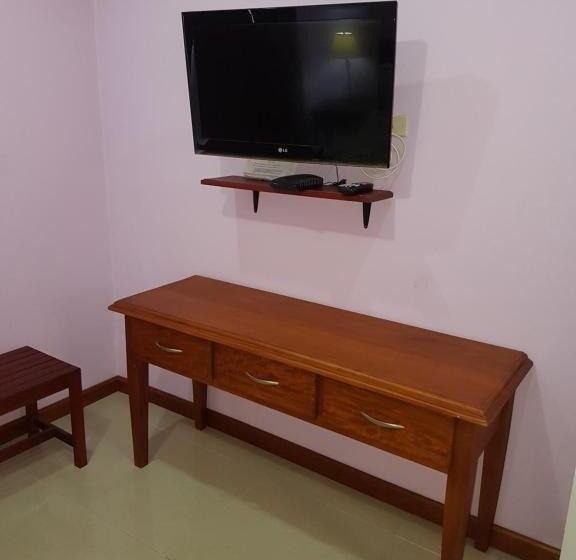 اتاق استاندارد یک نفره, Piarco Village Suites