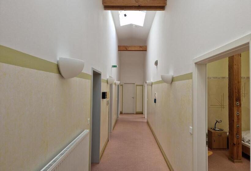 Номер Стандарт Четырехместный Совместный Санузел, Schloss Rothenklempenow