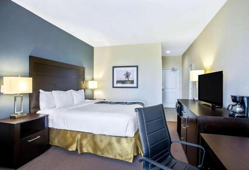 Номер Deluxe Кровать Кинг, La Quinta By Wyndham Karnes City   Kenedy