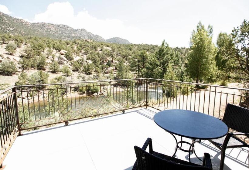 سوئیت با چشم‌انداز رودخانه, Surf Hotel & Chateau