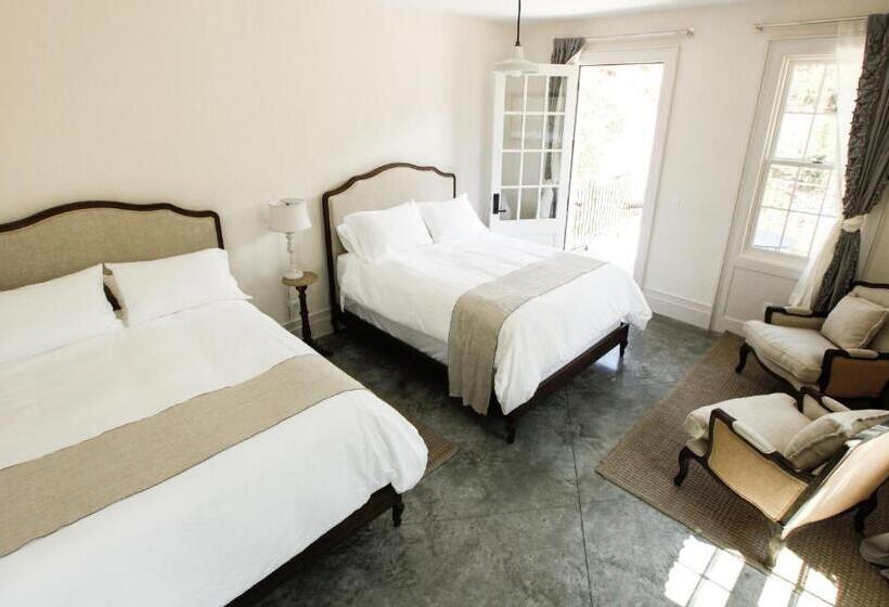 سوئیت با چشم‌انداز رودخانه, Surf Hotel & Chateau