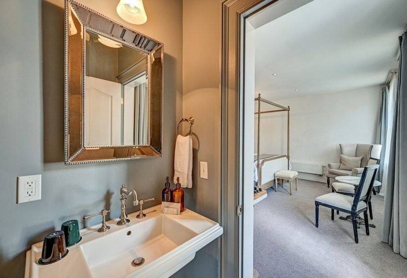 سوئیت با چشم‌انداز رودخانه, Surf Hotel & Chateau