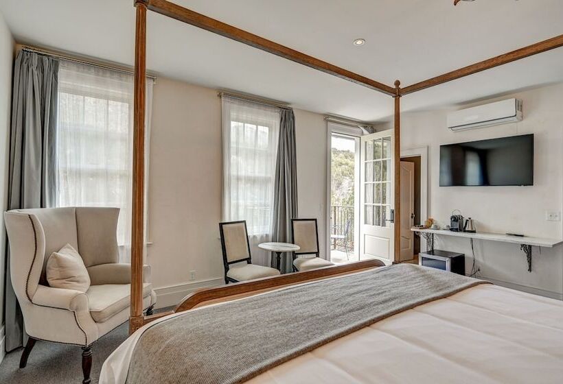 سوئیت با چشم‌انداز رودخانه, Surf Hotel & Chateau