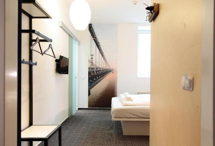 标准间, Maverick City Lodge