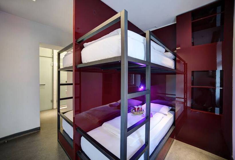 تختخواب در اتاق سوپریور مشترک, Wabi Hostels