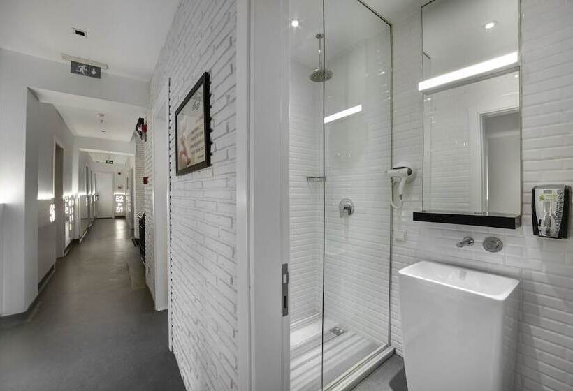 Bed in Shared Room with Shared Bathroom, Wabi Hostels
