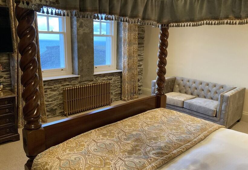 Номер Стандарт Вид на Море, Camelot Castle