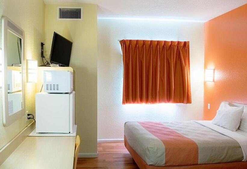 장애인을 위한 스탠다드 룸, Motel 6 Seymour, In   North