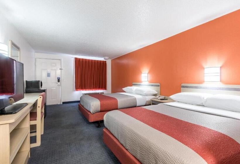 Номер Стандарт 2 Двуспальные Кровати, Travelodge By Wyndham Lansing