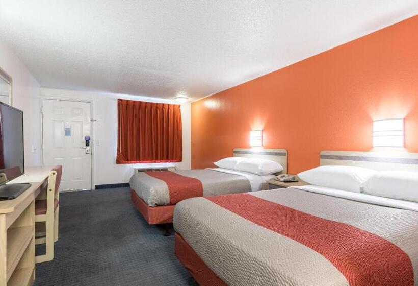 Номер Deluxe, Travelodge By Wyndham Lansing