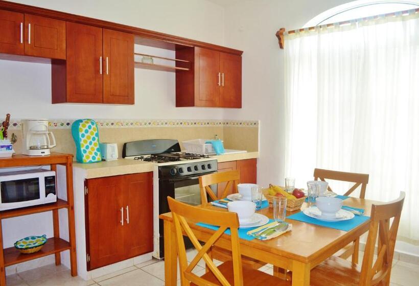 سوئیت 2 خوابه با چشم‌انداز کنار دریا, Corales Suites