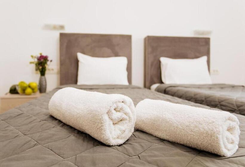 Habitación Triple Estándar, Nikos