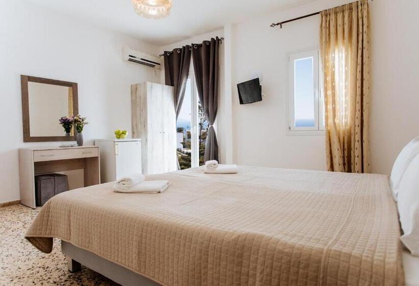 Habitación Triple Estándar, Nikos