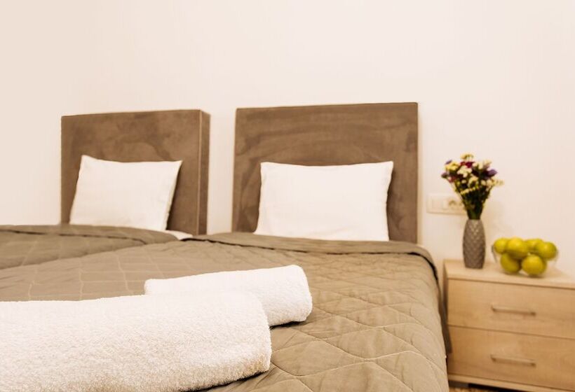 Habitación Triple Estándar, Nikos