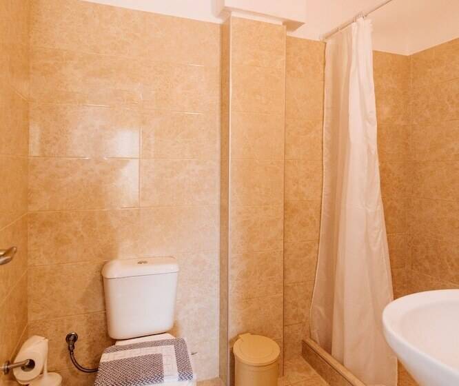 Habitación Estándar, Nikos