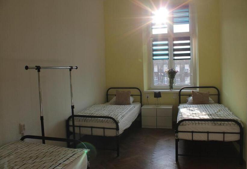 تختخواب در اتاق مشترک, Hostel Centrum Sabot