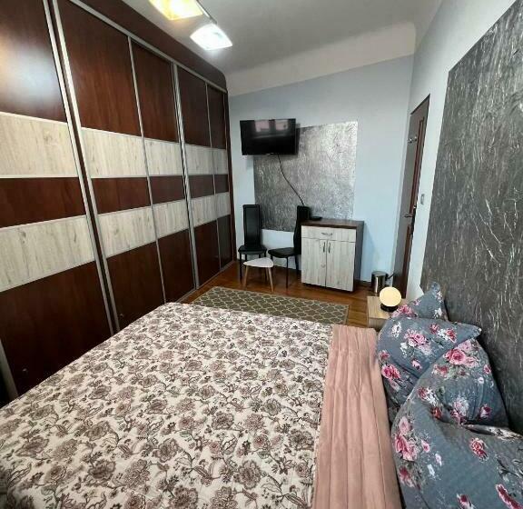 اتاق اکونومی, Jedności Hostel