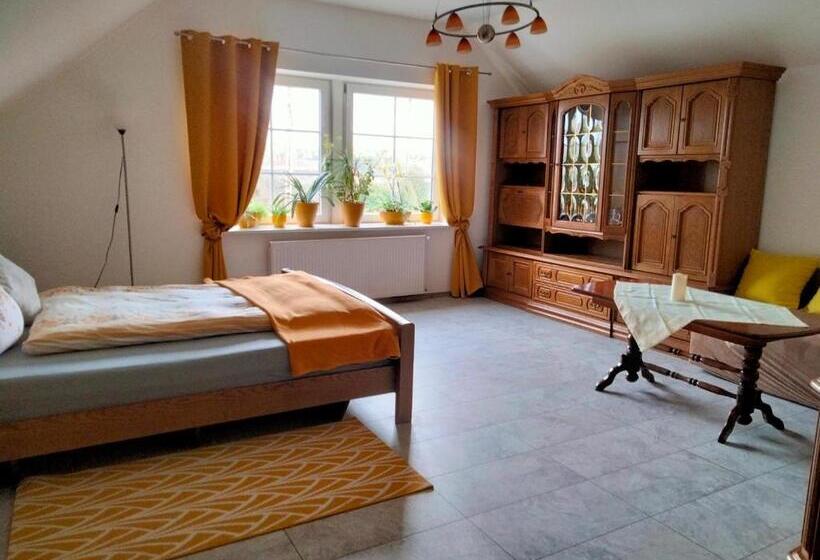 Quarto Familiar Deluxe, Pod Piramidą