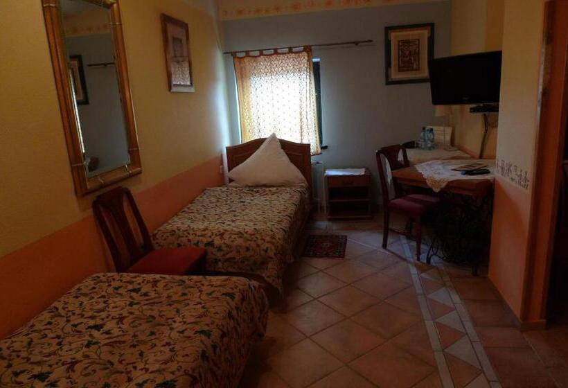 غرفة قياسية ثلاثية, Gościniec Stara Kuźnia
